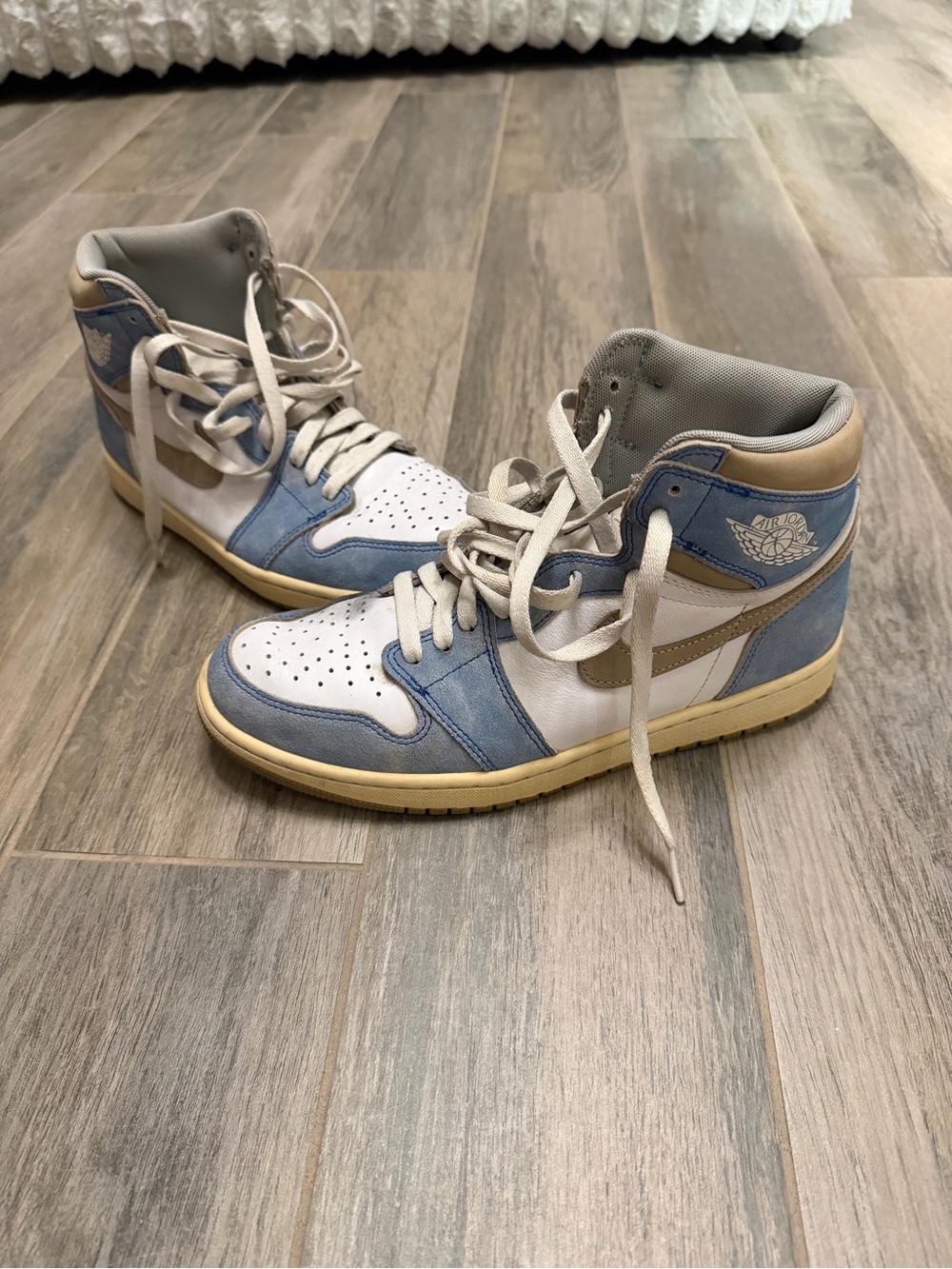 Air Jordan 1 Retro High OG Hyper Royal